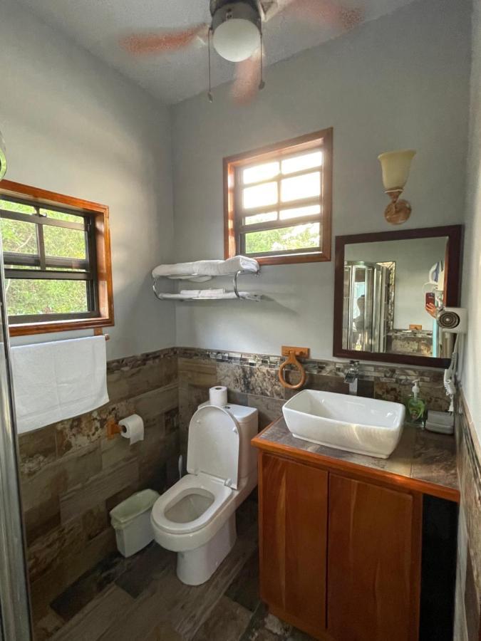 Hidden Treasure Vacation Home Blue Bay Cottage Caye Caulker Exterior photo